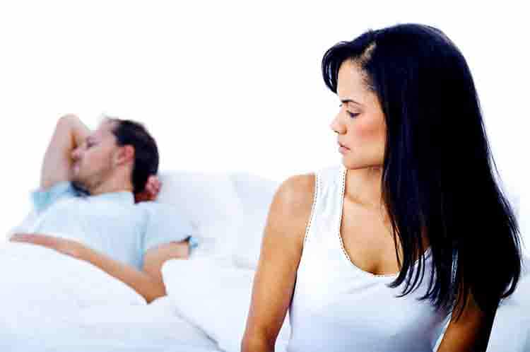 Kebiasaannya berubah – Cirinya Suami Pernah Tidur Dengan Orang Lain karena adanya sikap cuek kepada istri