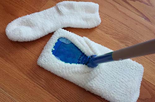 Gunakan kaus kaki untuk membersihkan pembasuh lap lantai