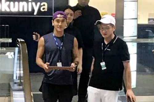Super Junior jalan ke mall di jakarta