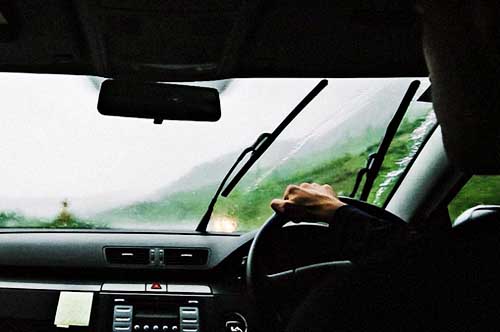 tips mengemudi lebih aman saat cuaca buruk