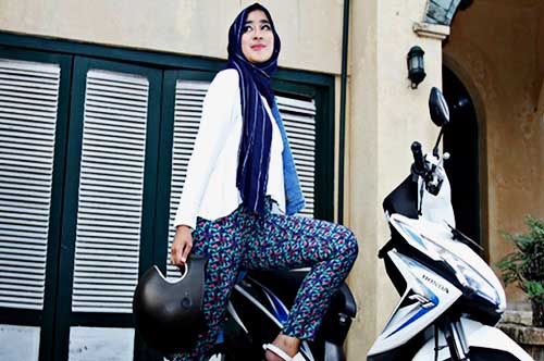 tips bagi Anda hijaber cerdas untuk tetap tampil cantik walau aktif berkendara motor