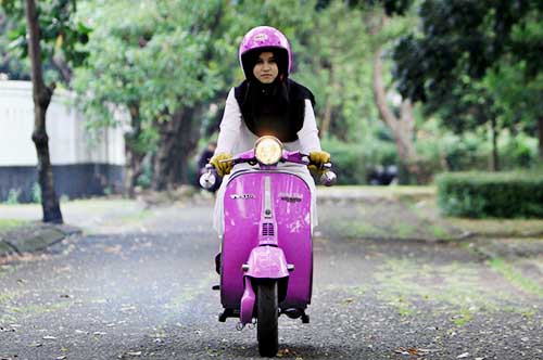 tips bagi Anda hijaber cerdas untuk tetap tampil cantik walau aktif berkendara motor