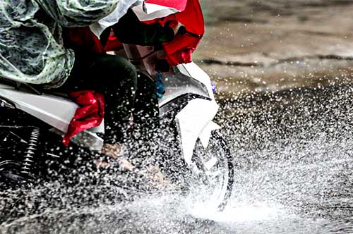 tips untuk Anda para mart bikers pengguna motor yang berkendara di cuaca buruk