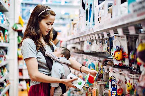 9 Tips aman mengajak bayi ke mall