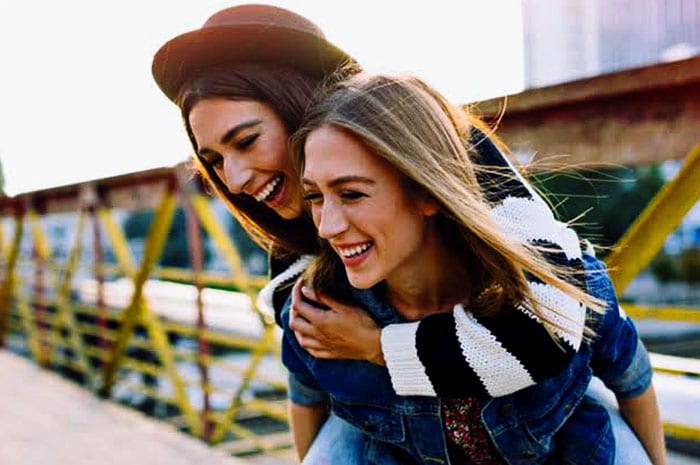 9 Ciri Yang Hanya Kamu Temukan Pada Sahabat Sejati