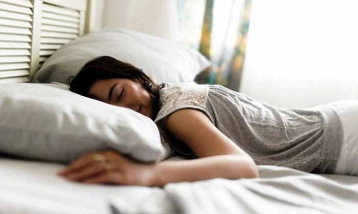 manfaat tidur tengkurap
