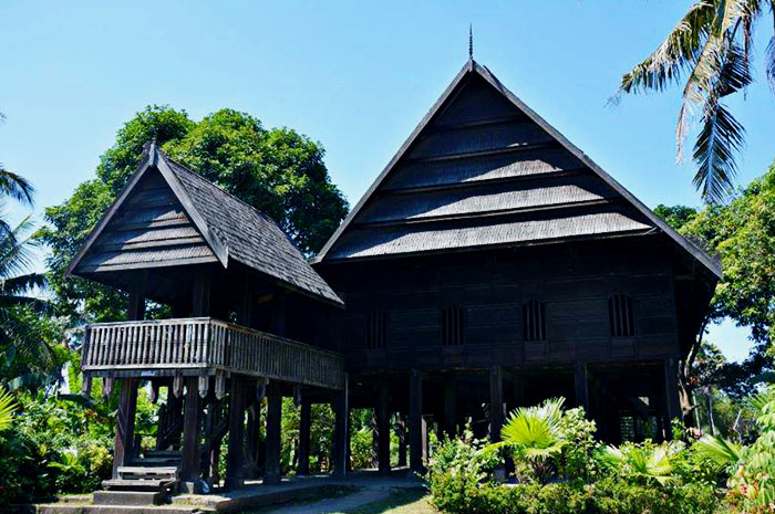 Rumah Adat Sulawesi Selatan dengan teras besar