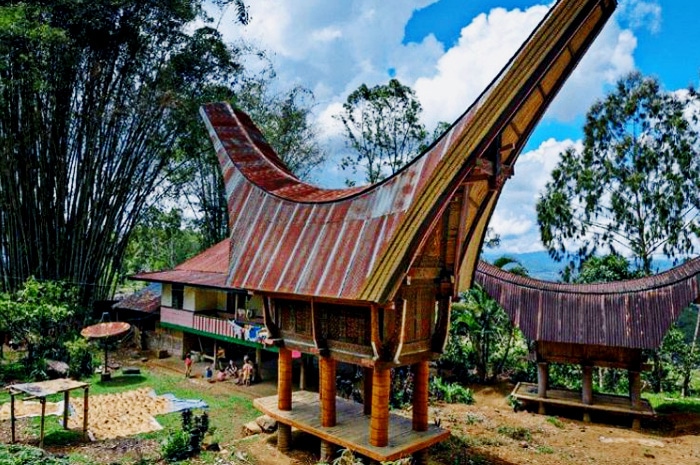 Rumah Adat Sulawesi Selatan yang terbuat dari bambu