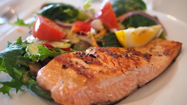 makanan dan minuman sehat - salmon