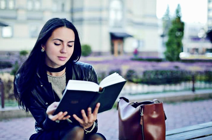 Membantu Mengembangkan Kemampuan Verbal – Manfaat membaca buku fiksi