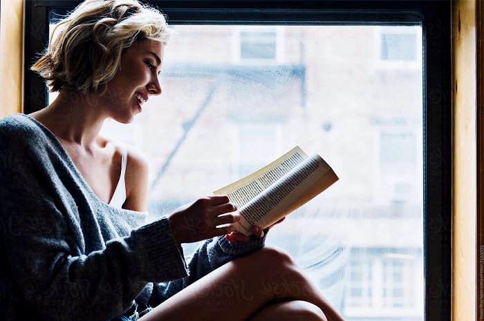 Membantu Menunjukkan Emosi yang Sebenarnya – Manfaat membaca buku fiksi