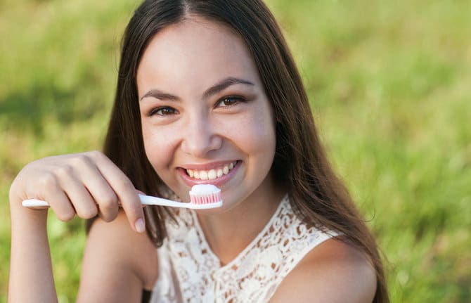7 Cara Menghilangkan Karang Gigi yang Super Efektif! - Dijelas.in