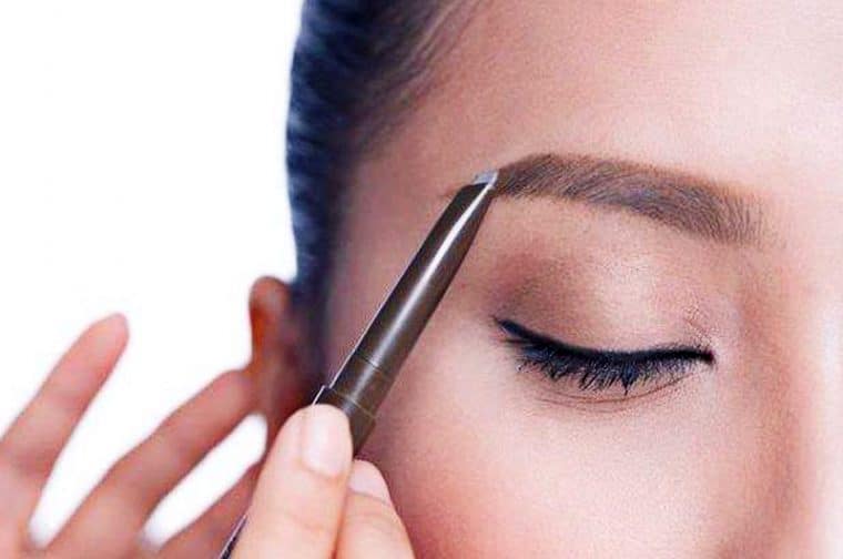 Pilih Pensil Alis yang Memiliki Spoolie Brush -  Cara pakai pensil alis