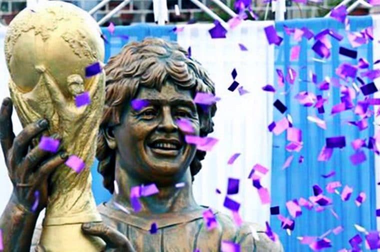 Mengenang Kehebatan Sang Legenda Sepak Bola Maradona Dengan Membangun Patungnya