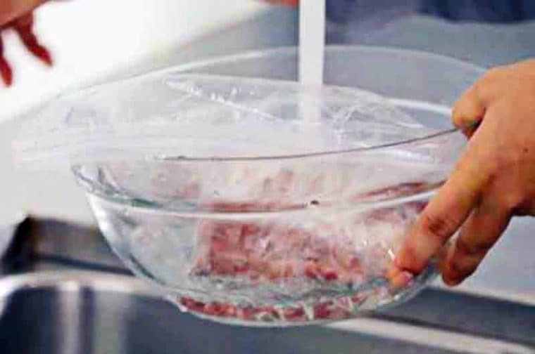 Bisa Dengan Meletakkan Wadah Berisi Daging di Air Mengalir - Cara Praktis Mencairkan Daging Beku