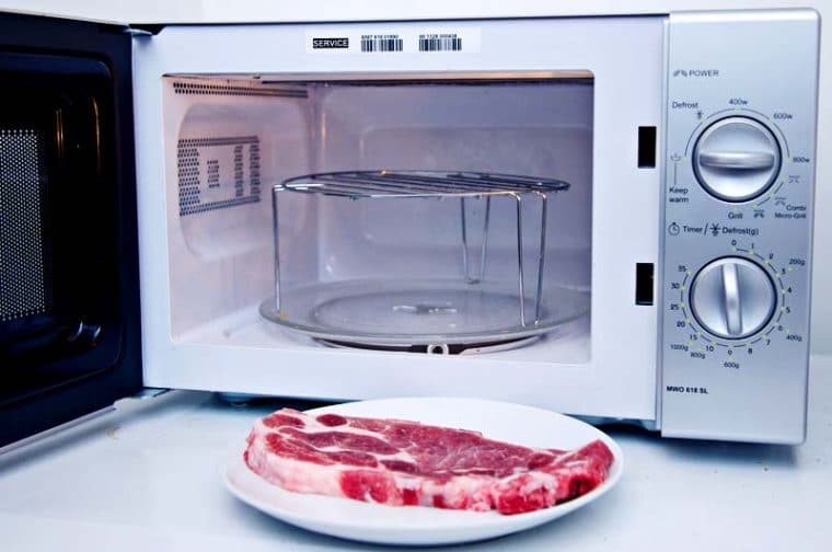 Jangan Sekali-kali Menggunakan Microwave  - Cara Praktis Mencairkan Daging Beku