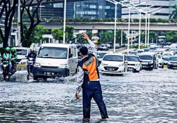 Merusak Rumah dan Harta Benda - Dampak Positif dan Negatif Banjir