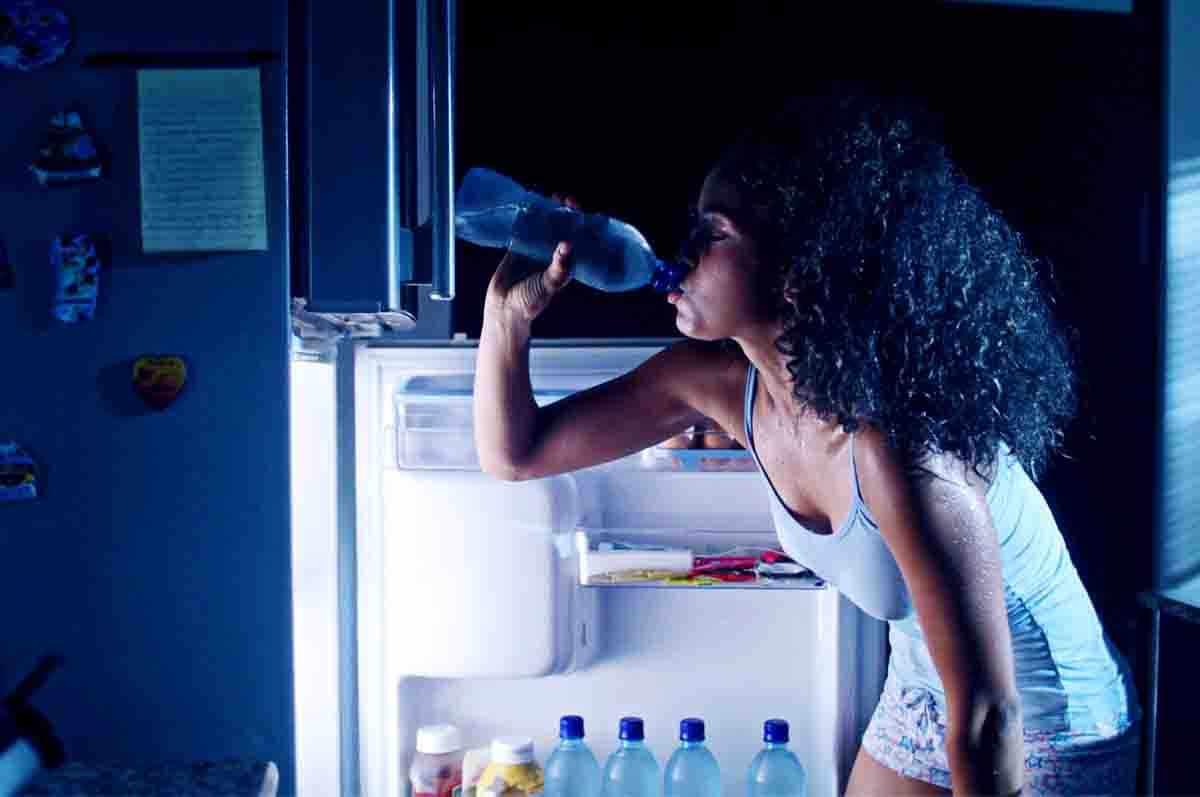 Bisa Menyebabkan Diabetes - Bahaya Minum Air Putih Malam Hari