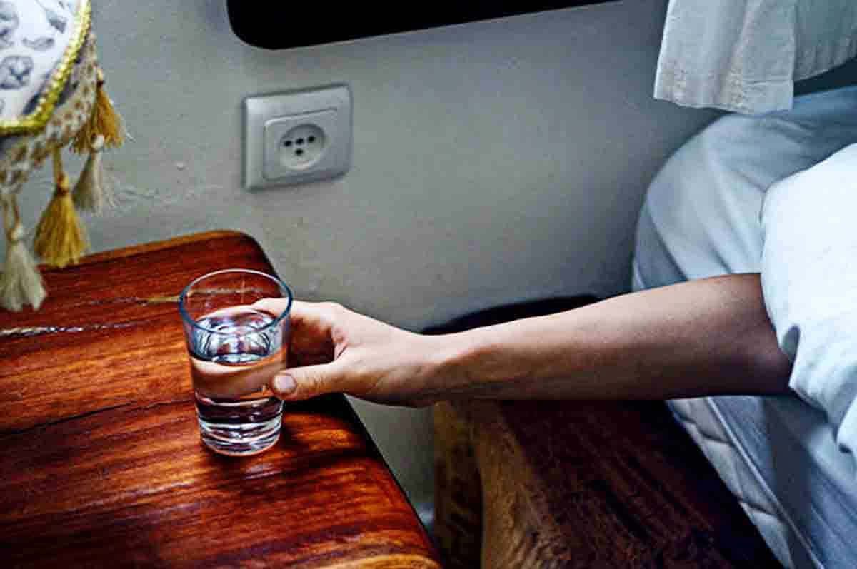 Menyebabkan Ginjal Rusak Hingga Pembengkakan Otak - Bahaya Minum Air Putih Malam Hari
