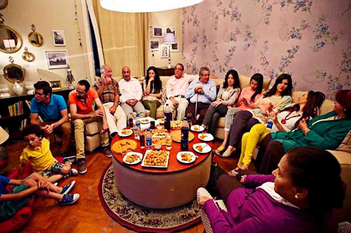 erkumpul Bersama Keluarga dan Menghabiskan Waktu Menonton TV - Kebiasaan Penduduk Negara Mesir