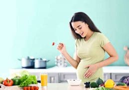 Stroberi dan Melon - Cemilan ibu hamil trimester ketiga dari buah-buahan