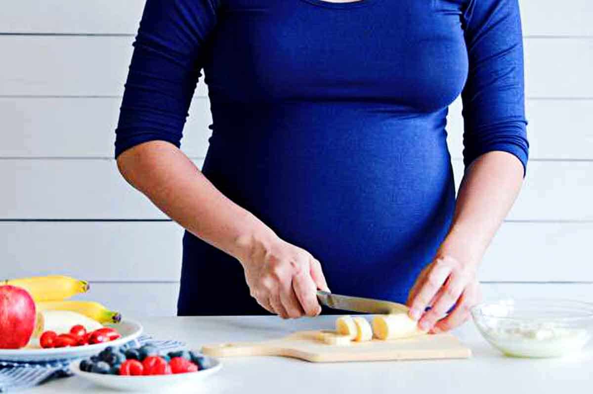 Pisang - Makanan pereda mual saat hamil muda yang mudah didapat