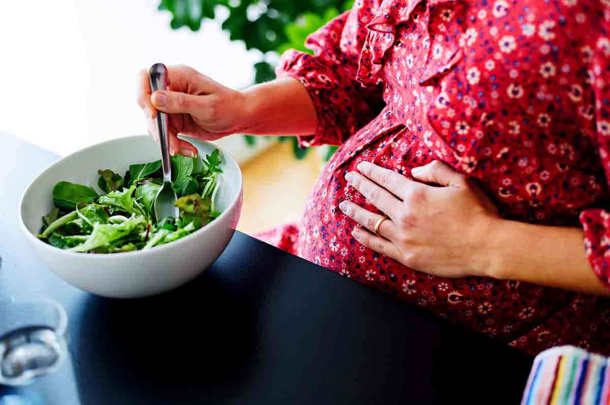 Sayuran dengan Daun Hijau - Cemilan ibu hamil trimester ketiga penambah serat