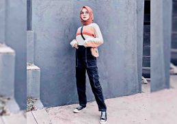 Cargo Pants Hitam - OOTD hijab celana cargo yang cocok dengan jaket denim putih dan kaos oversized