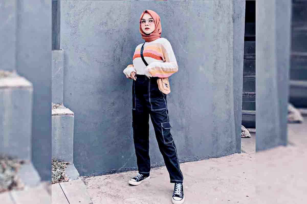 Cargo Pants Hitam - OOTD hijab celana cargo yang cocok dengan jaket denim putih dan kaos oversized