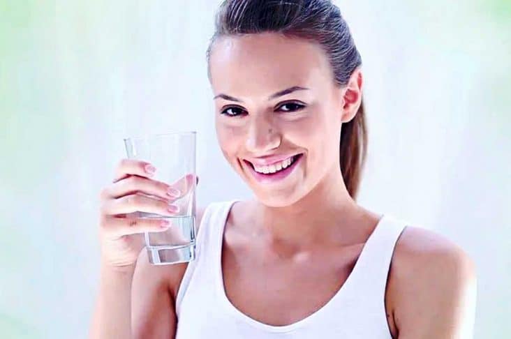 Perbanyak Minum Air Putih - Cara mengatasi masuk angin berat yang mudah dilakukan di mana saja
