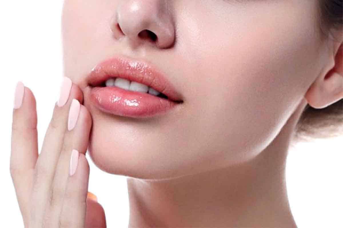 Menggunakan Masker Bibir - Cara memerahkan bibir dengan memaksimalkan penggunaan  masker