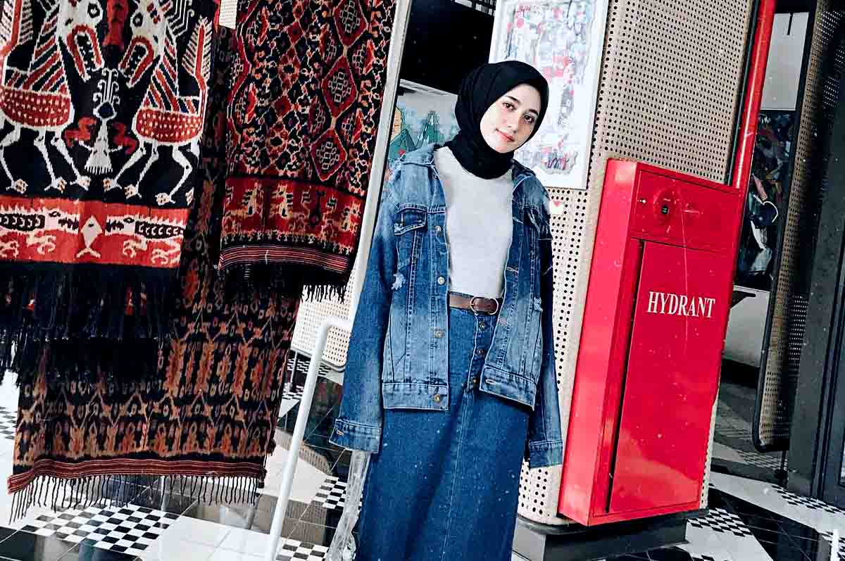 Jaket Denim Oversize dan Rok Maxi Floral - Style outfit hijab ala Korea dengan keceriaan untuk daily activities