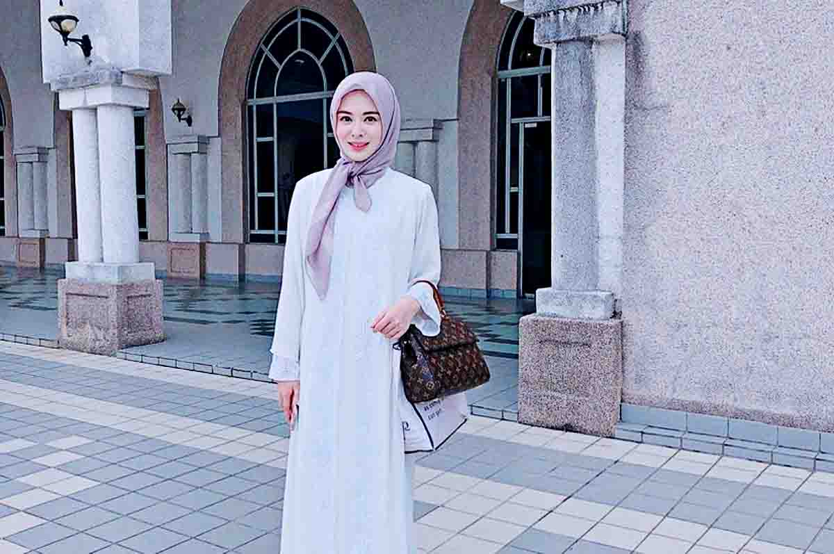 Setelan Gamis dengan Outer Putih - Style baju hijab ala Korea yang memberikan kesan rapi dan bersih