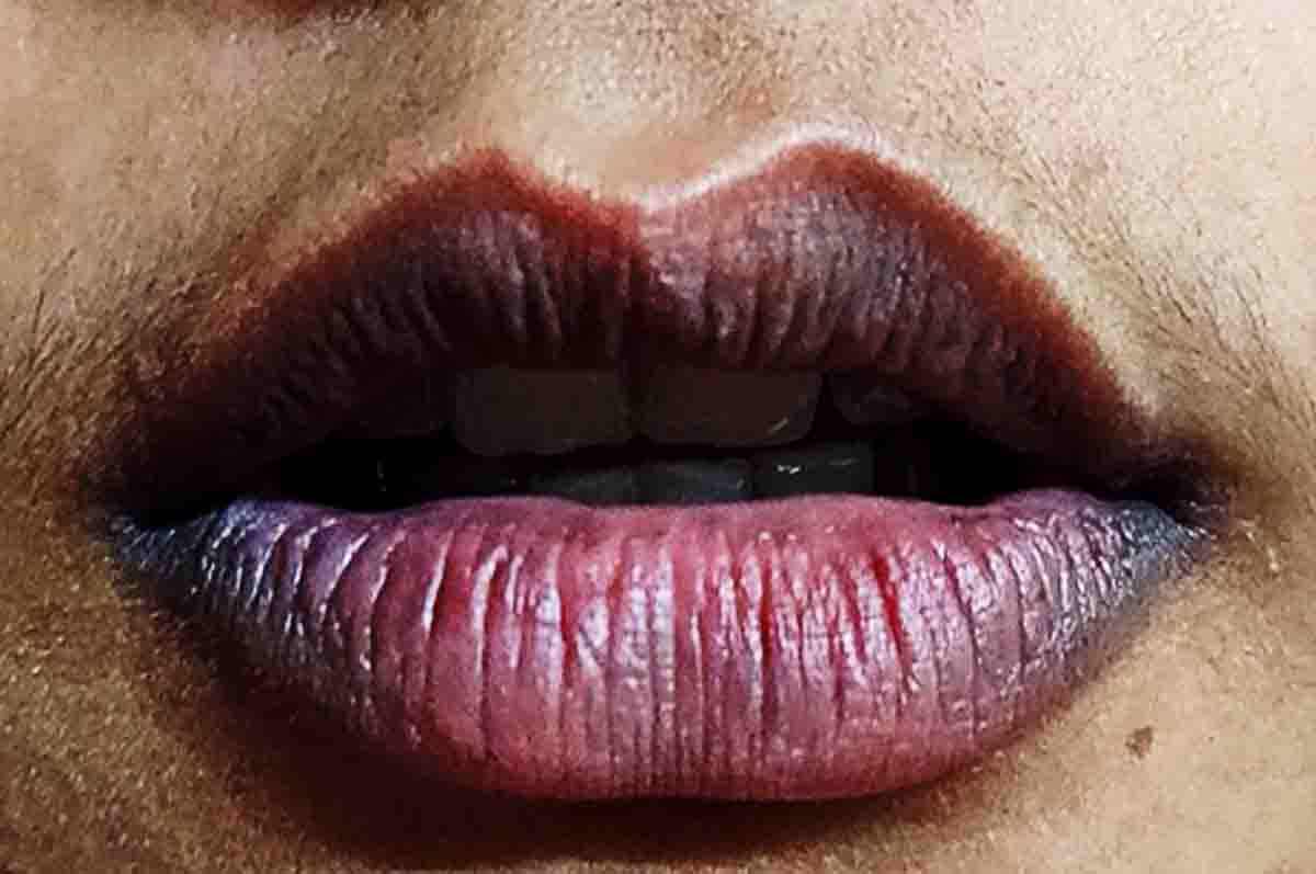 Menggunakan Bubuk Almond - Cara Menghilangkan Bibir Hitam Dengan Cepat