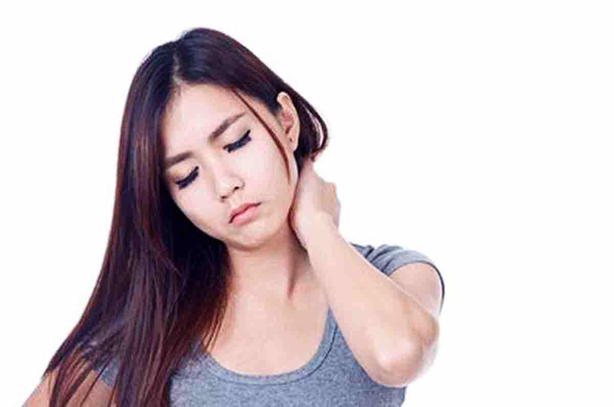 Sakit Kepala – Gejala sakit gondongan pada wanita dewasa karena suhu tubuh meningkat