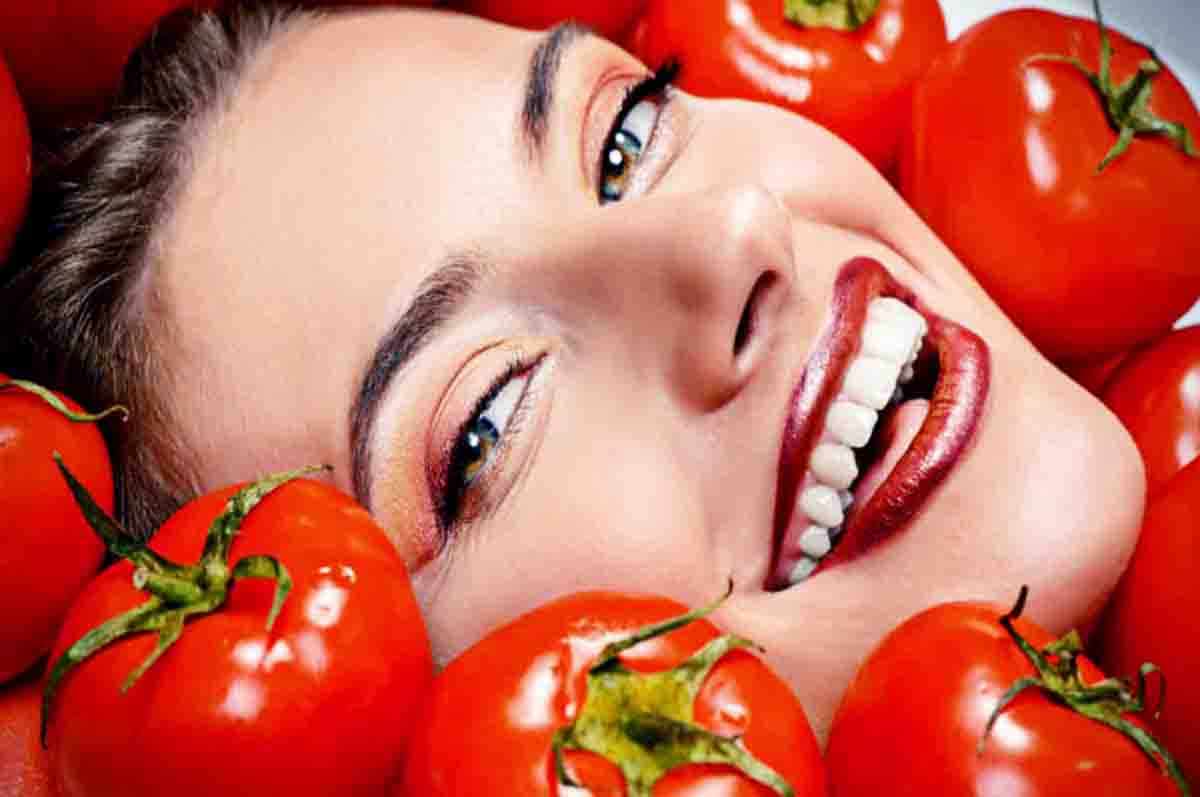 Kaya Lycopene -  Manfaat masker tomat di malam hari yang bagus untuk melindungi kulit