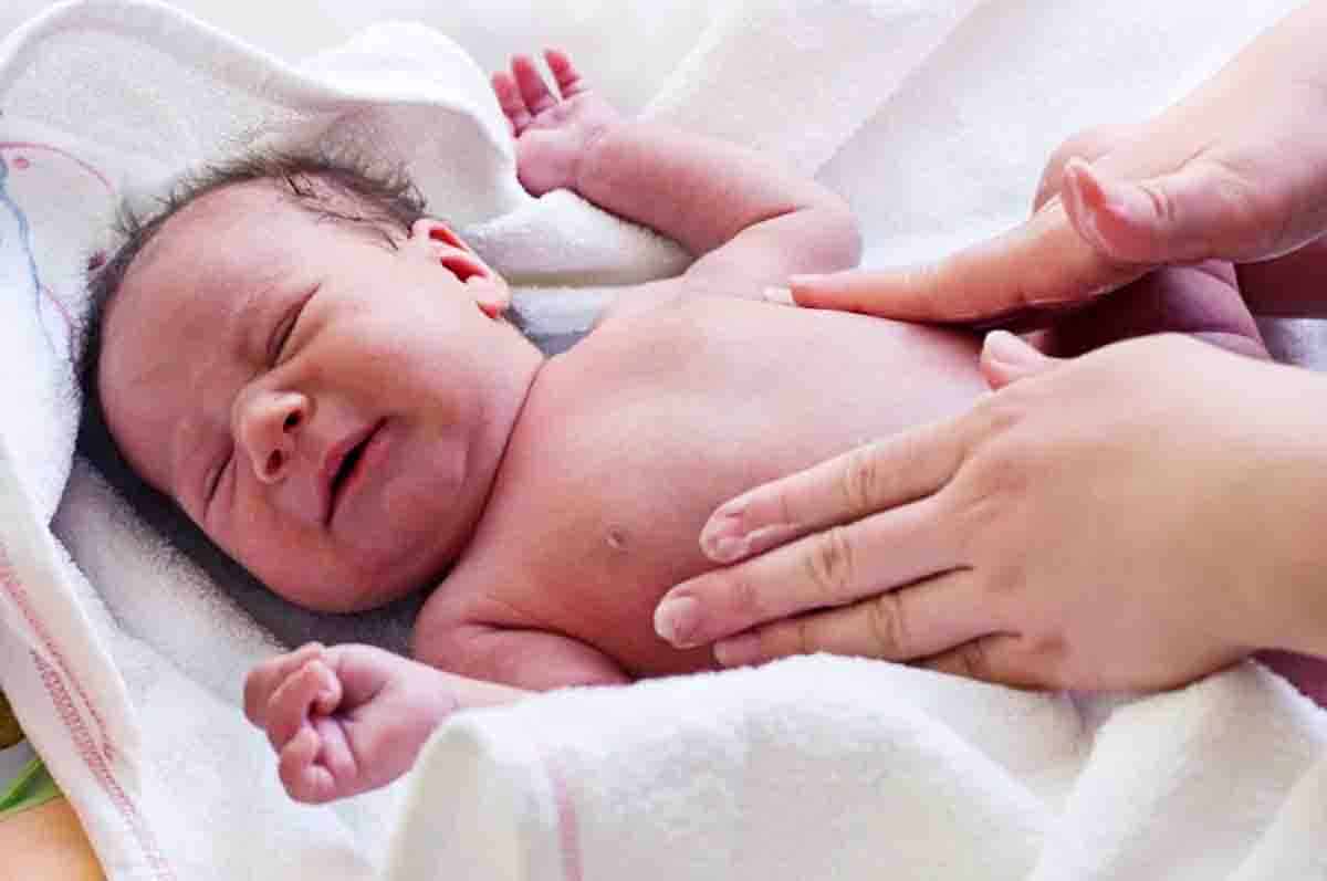 Pengobatan Cepat dan Mudah Tanpa Risiko - Ciri ciri usus melintir pada bayi bisa diatasi dengan cepat asalkan sesuai prosedur