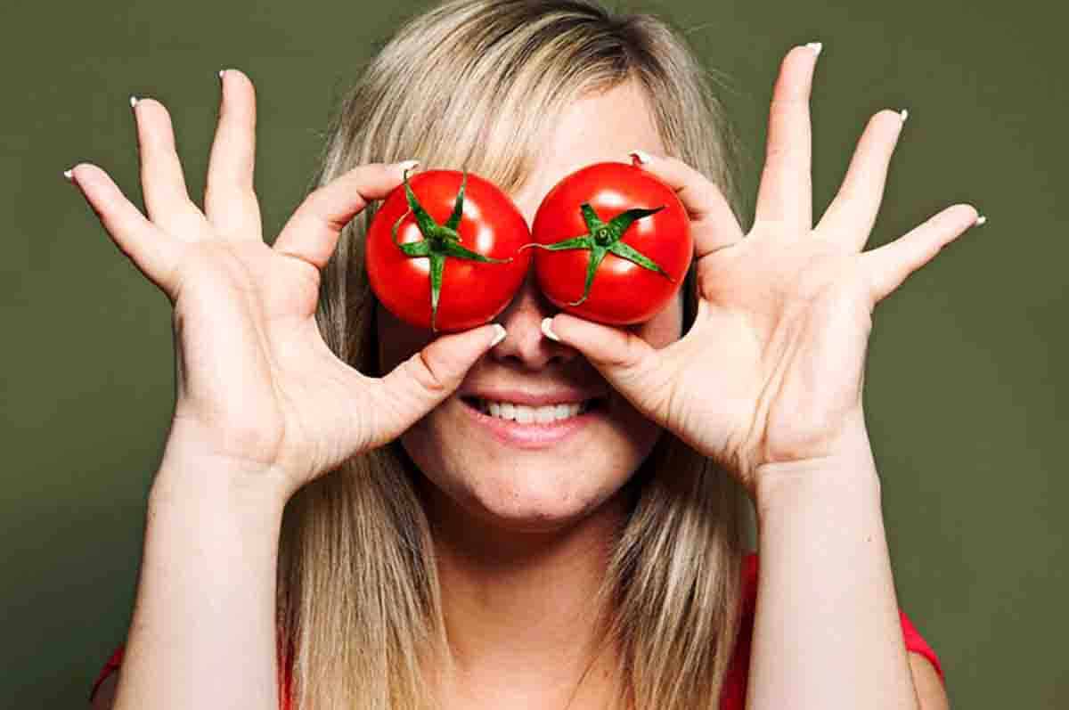 Membantu Melawan Obesitas - Manfaat minum jus tomat setiap hari untuk orang yang overweight