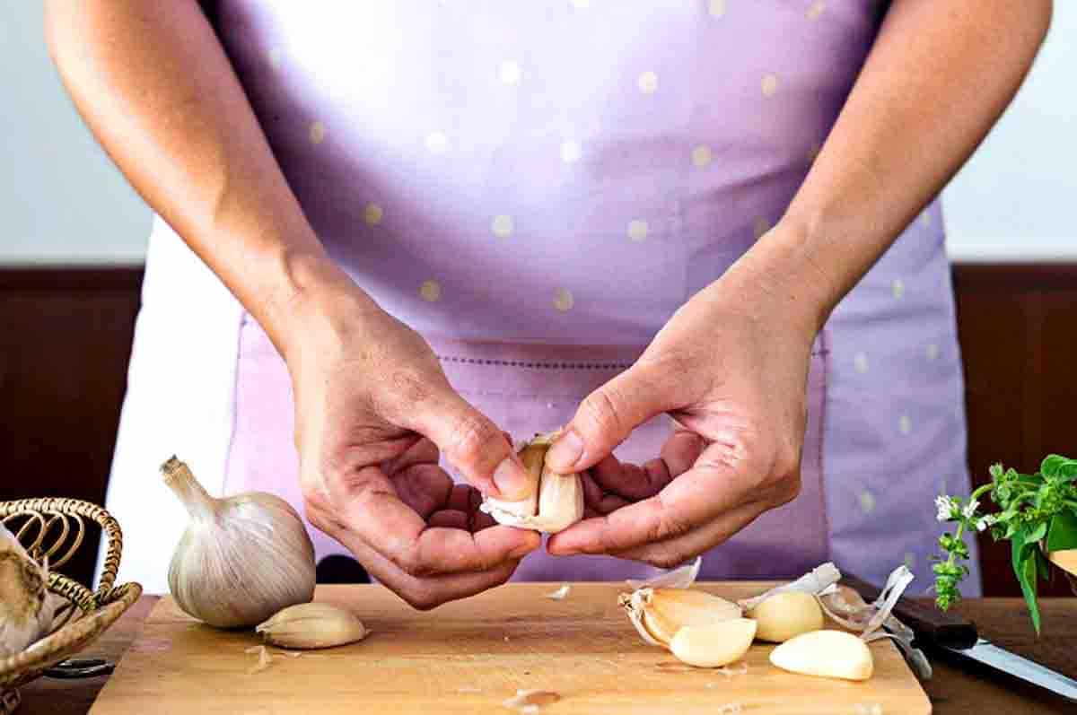 Kupas Bawang Putih - Tips bikin rujak buah tak memakai kacang