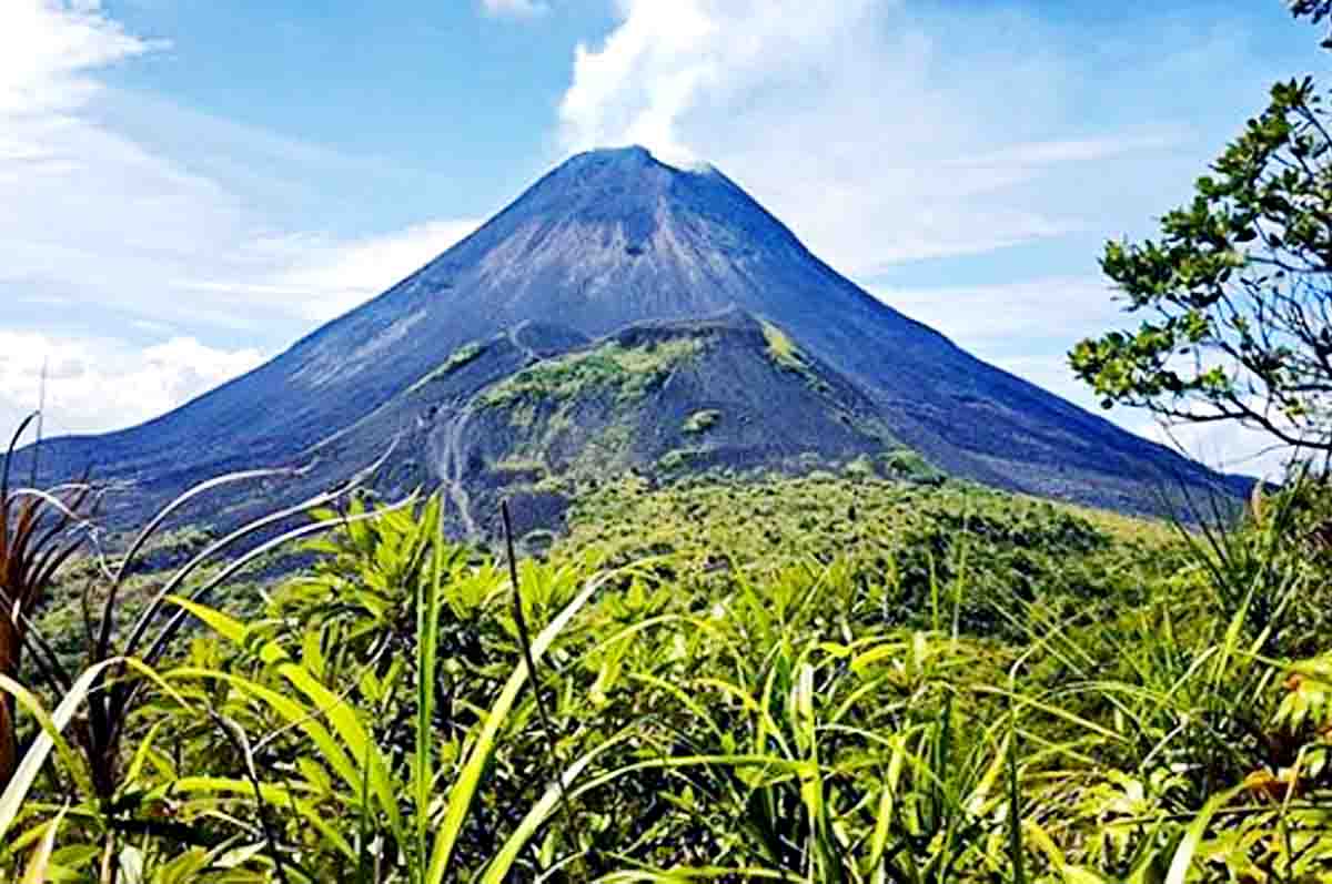 Gunung Soputan - Nama-nama gunung dalam Pulau Sulawesi yang cukup terjal