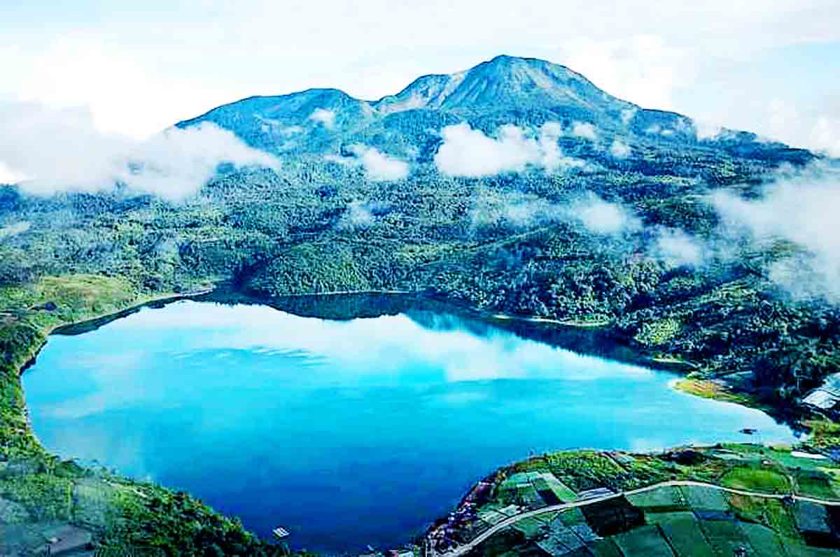 Danau Talang - Nama danau di Sumatera Barat yang memiliki air berwarna hijau