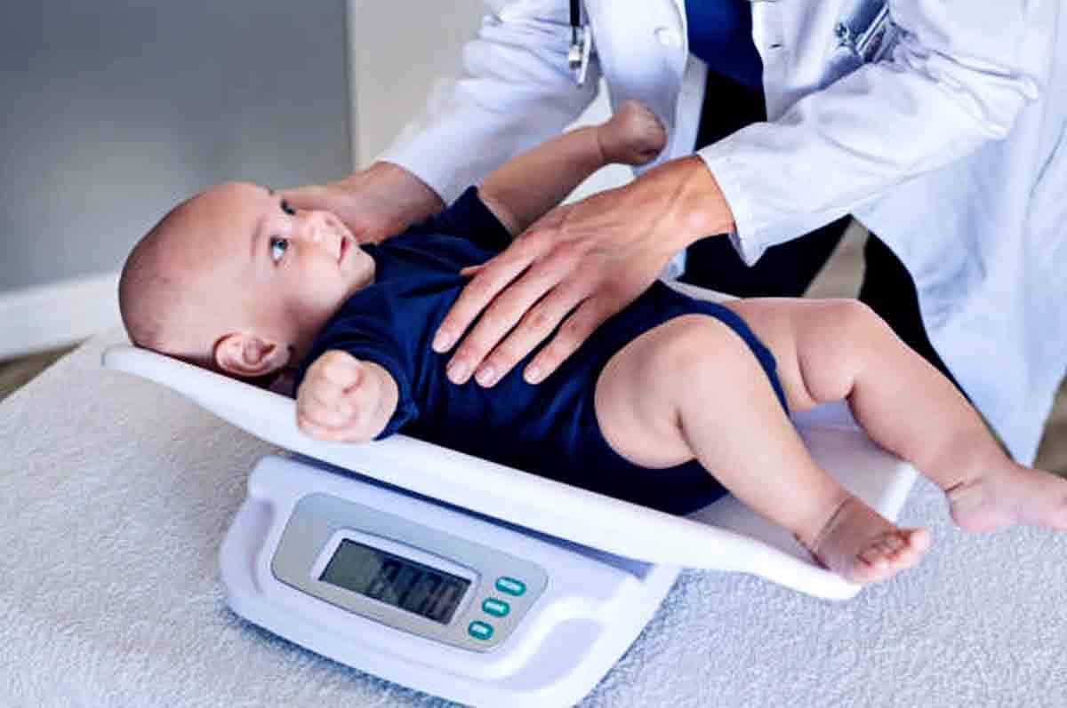 Pantau Berat Badan Secara Rutin - Berat badan ideal bayi 1 bulan harus selalu diawasi di posyandu