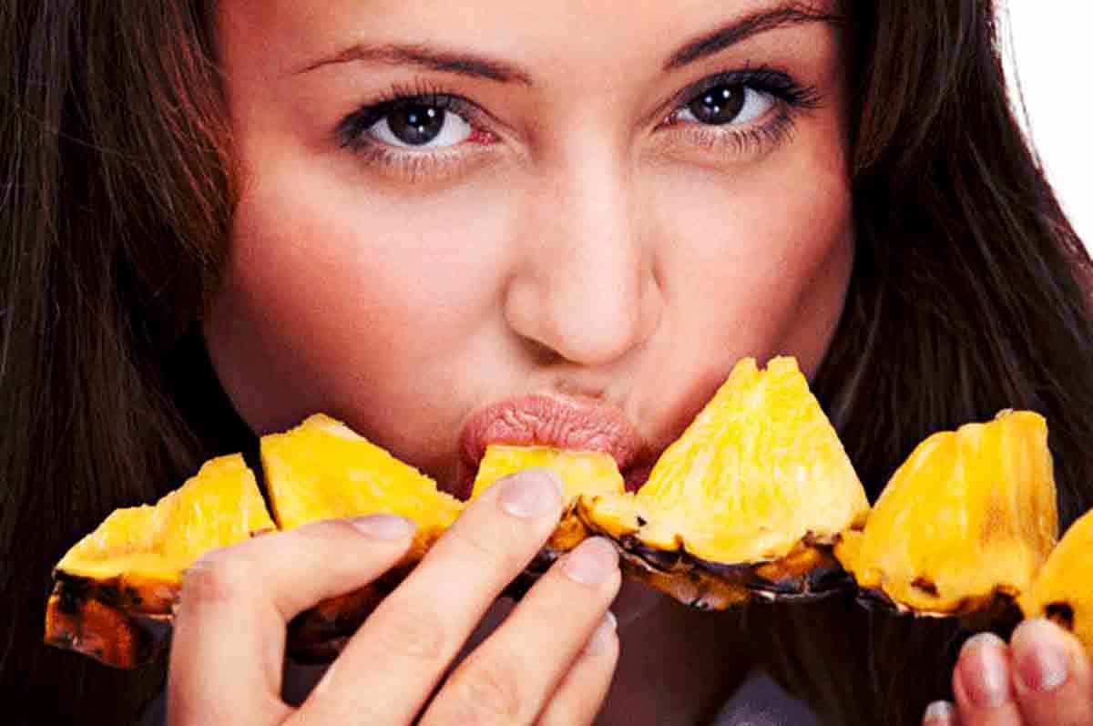 Membuat Gatal di Bagian Mulut dan Lidah - Akibat makan nanas disaat hamil 1 minggu bagi sebagian orang dengan riwayat alergi