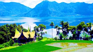 Danau Maninjau - Nama danau di Sumatera Barat di Kecamatan Tanjung Raya