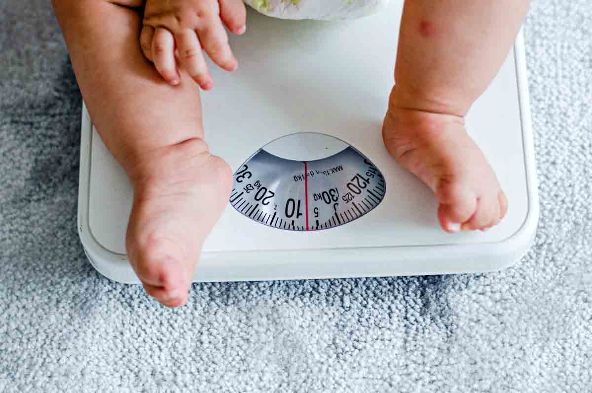 Jaga Mood Bayi - Berat tubuh ideal bayi 1 bulan juga disebabkan faktor perasaan