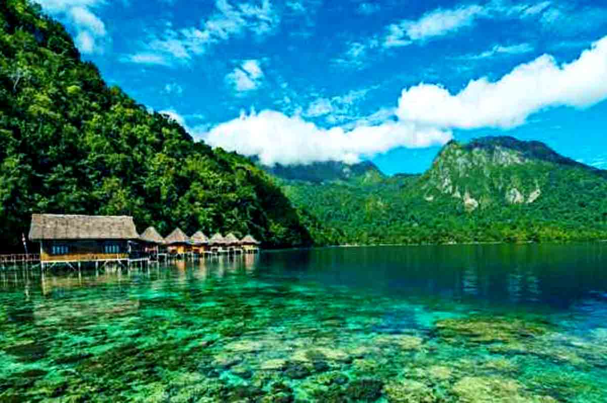 Daratan Pulau Maluku - Batas laut Pulau Papua serta Maluku yaitu Laut Seram