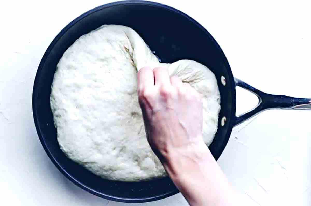 Bentuk Adonan Menjadi Bundar - Cara membuat pizza rumahan menggunakan teflon langkah ketujuh