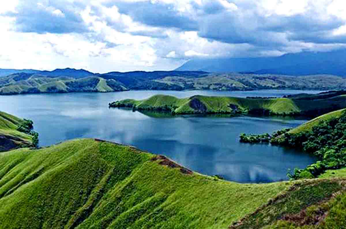 Danau - Bentang alam secara umum pulau Papua yang memiliki banyak jenis ikan