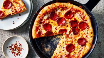 Tambah Topping - Cara memasak pizza rumahan dengan teflon langkah terakhir