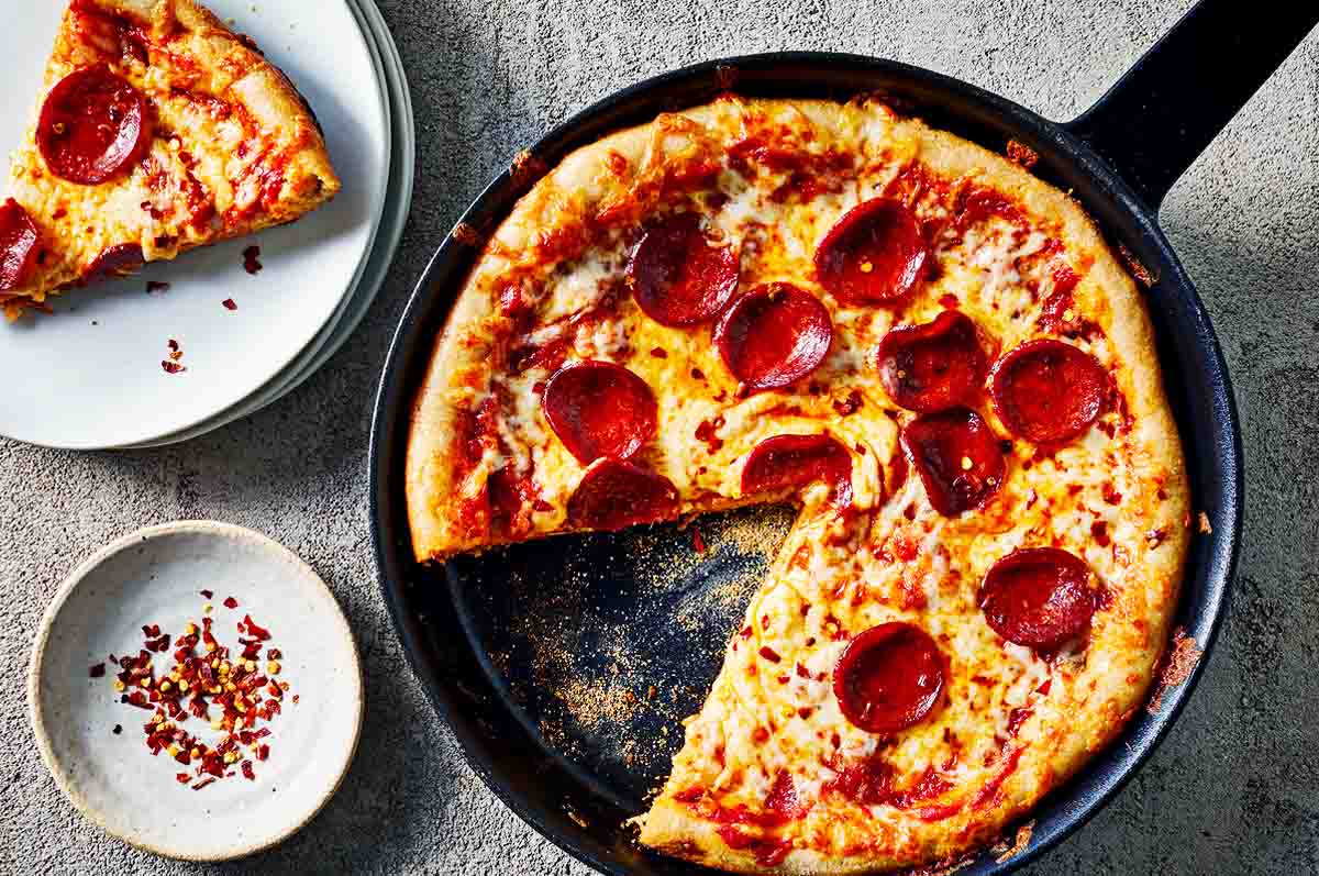 Tambah Topping - Cara memasak pizza rumahan dengan teflon langkah terakhir
